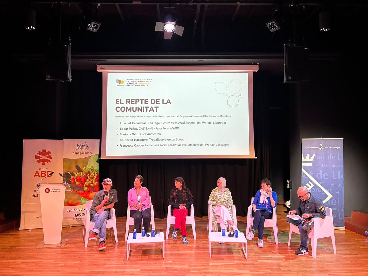 abd_ong's tweet photo. 🗣️Edgar Peña indica que es van implicar a #LaBotiga perquè va molt en la línia del #JardíFènix acompanyar a persones per empoderar-les i dignificar-les.
Poder donar l’excedent a un projecte com #LaBotiga i que les persones que participen al #JardíFènix puguin ajudar a altres persones amb el seu procés terapèutic vol dir que “estem tancant el cercle”, conclou.