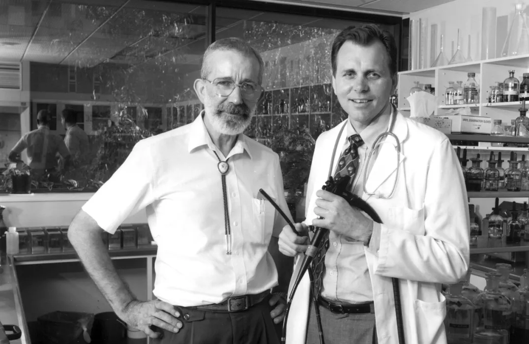 ivanfamil's tweet photo. A veces es mejor pedir perdón que pedir permiso. Eso fue lo que pensó un científico que decidió beber un cultivo de bacterias para demostrar una teoría que le haría ganar un premio Nobel:

Barry Marshall.

Tira del hilo 🧵👇🏽👇🏽👇🏽 https://t.co/6LzjiAKRaR