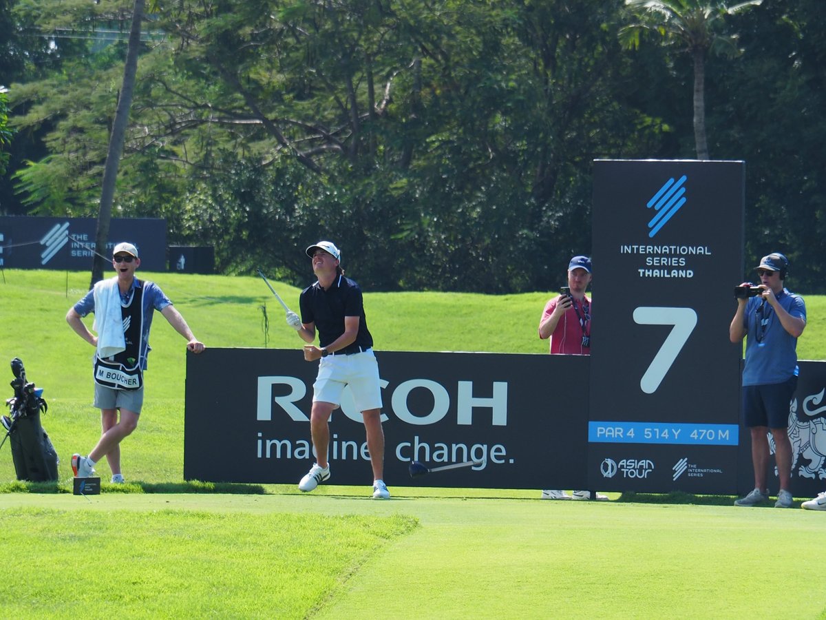 Chrissy_Lew's tweet photo. @MacBoucherGolf Swinging the driver so hard the shaft breaks. #InternationalSeries #ThaiCountryClub https://t.co/gKuQKd2KWO