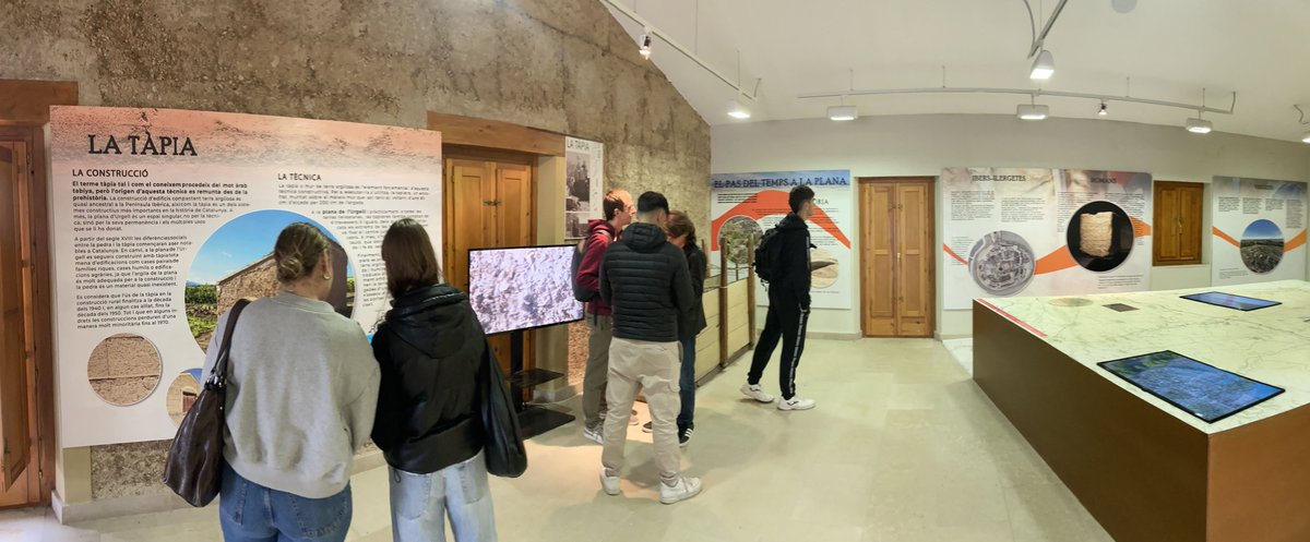 Alumnes de <a href="/GeosocUdL/">Geografia_UdL</a>  i Turisme van visitar el <a href="/clotdimoni/">CLOT DEL DIMONI</a>, a Vallverd, Pla d’Urgell, per analitzar com es poden revalorar i dinamitzar 'infraestructures socials' i equipaments fonamentals en el context del despoblament rural.