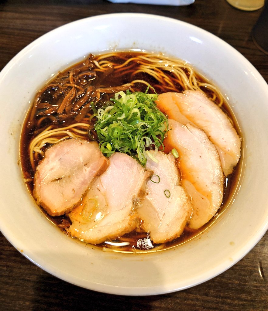 isuzu_ramen's tweet photo. 【夕食】かしわぎ 動物強めスープ・醤油チャーシュー麺
#食の記録
#day1885 https://t.co/FMcUoVlxsf