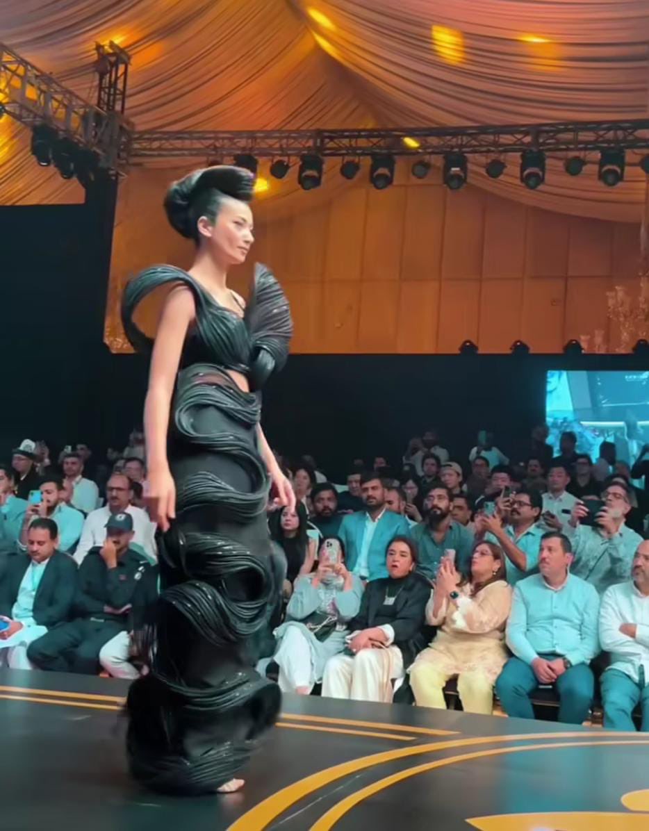RuhmaAlee's tweet photo. From fostering creativity and artistic expression to driving business opportunities, the TDAP Fashion Show 2024 continues to solidify Pakistan's position as a global fashion powerhouse.
#TDAPFashionShow
#BadarExpo_Texpo24 https://t.co/ipnrnZs7Hk