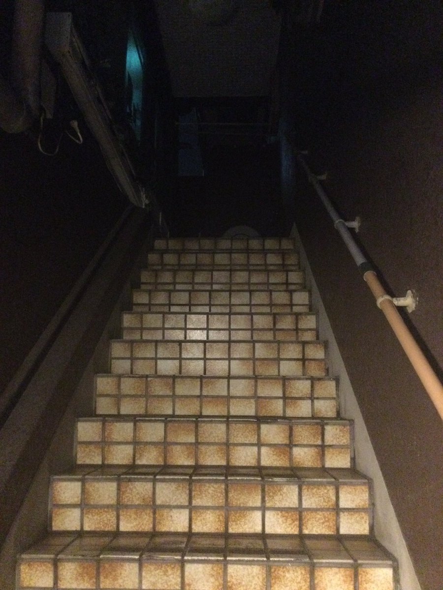 tastevin_rock's tweet photo. 火水金土は朝まで営業中！（ラストオーダー3:30）
階段を覗くと暗いのでやってないように見えますが
照明が明るくついてる限り営業してます
勇気を出してぜひお上がりください https://t.co/yTX2lmpoeL