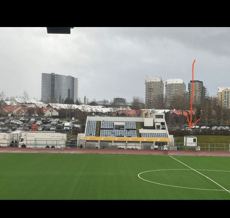 TimAnton13's tweet photo. Doe de Conference League zeiden ze. Das tof. Ga naar IJsland zeiden ze, das geweldig. 
Welkom aan iedereen vanuit mijn ‘unieke’ commentaarscabine 😭😂 #vikingurcercle vanaf 16u25 op Play Sports1
(Nu al excuses als ik voetballers aan de overkant niet herken of zie staan😅) https://t.co/4c0MhZO8ab
