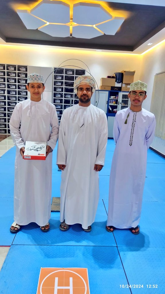 فريق الطائرات بدون طيار يحصد المركز الأول على مستوى المحافظة للعام الثاني على التوالي بعد منافسة قوية بين مدارس المحافظة بقيادة الأستاذ عبدالله بن سعيد الخزيري والطالبان أكرم بن سليمان الخروصي وإبراهيم بن يعقوب الشريقي.
#فعاليات_تعليمية_جنوب_الباطنة
#مجلس_اولياء_الامور_العوابي