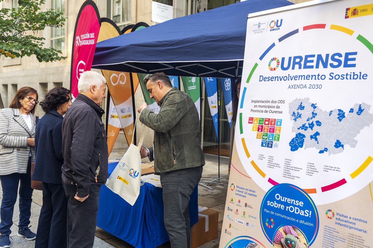 DeputacionOU's tweet image. Peche da campaña “Ourense sobre rODaS”, que achegou os Obxectivos de Desenvolvemento Sostible a concellos e centros de educación da provincia

depourense.gal/index.php/actu…
