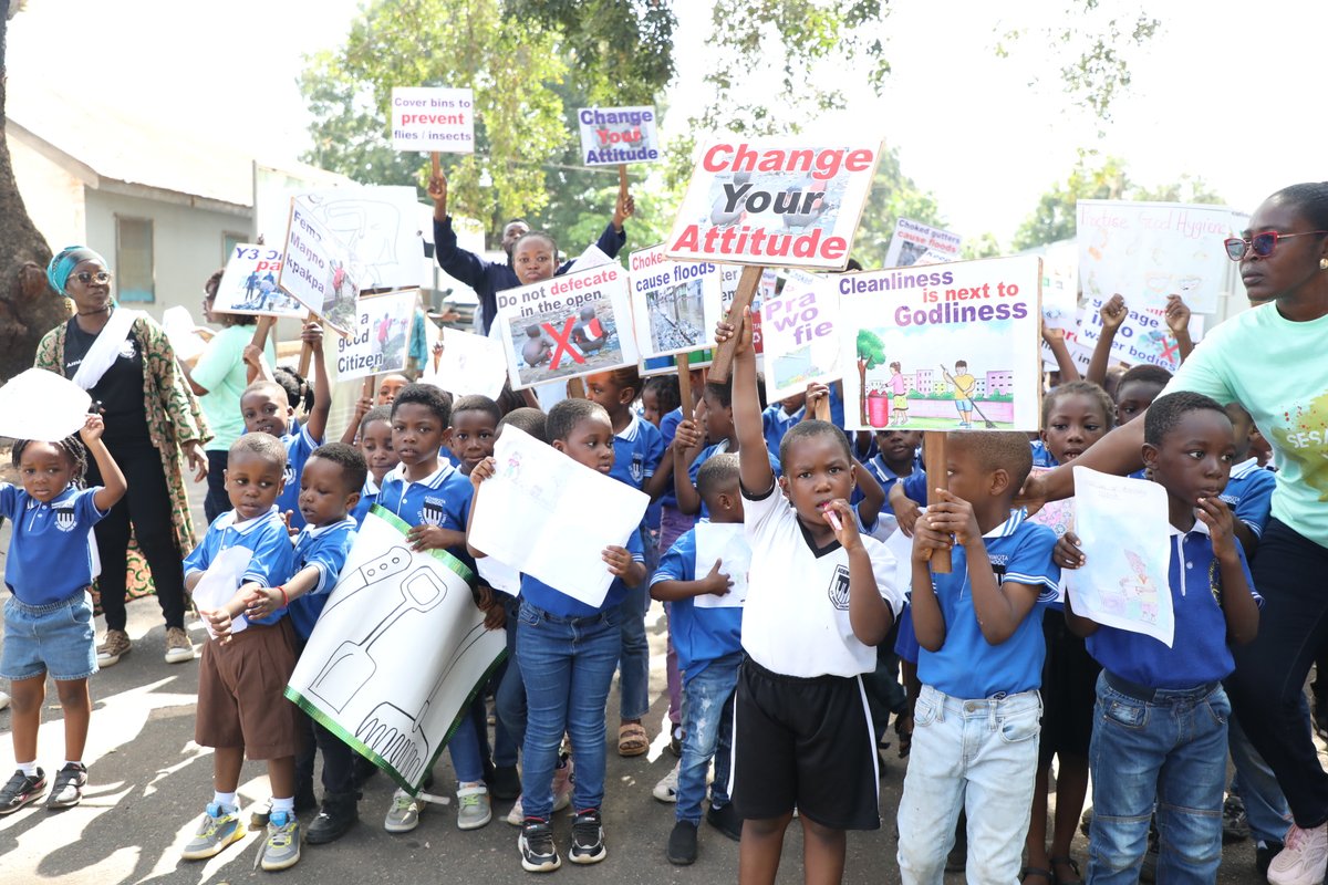 garidaccra's tweet photo. Children of Achimota Basic School are stepping up to promote environmental responsibility in their community. These young change-makers paraded through the community sharing simple yet impactful messages on keeping the environment clean and managing waste #NSMQQuarters https://t.co/rC42nC3m63