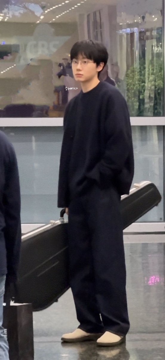 눌러보시면 비율 진짜 쩌는 안경너드남 현상이를 만나실 수 있슴미다 ••🤓🤍
