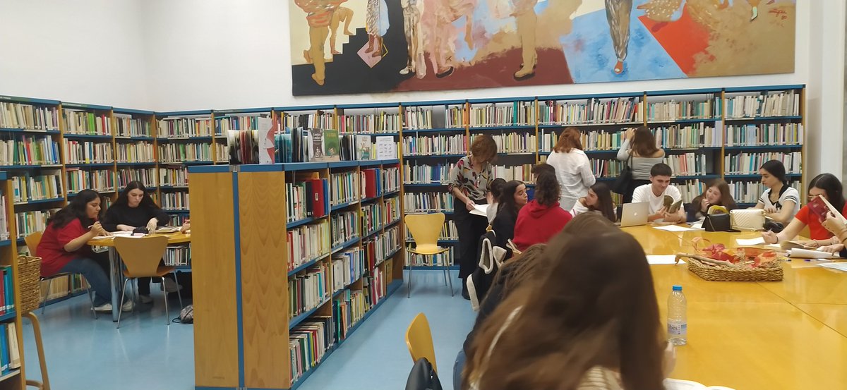 crisavilajove's tweet photo. Matí de visita i treball @LopezVicuBCN a @RosaSensat. Gràcies Pau, Pol i Queralt per tota la informació i per facilitar el treball del descobriment de pedagogs i pedagogues de referència. #educacioinfantil https://t.co/hrbBYbzD1C