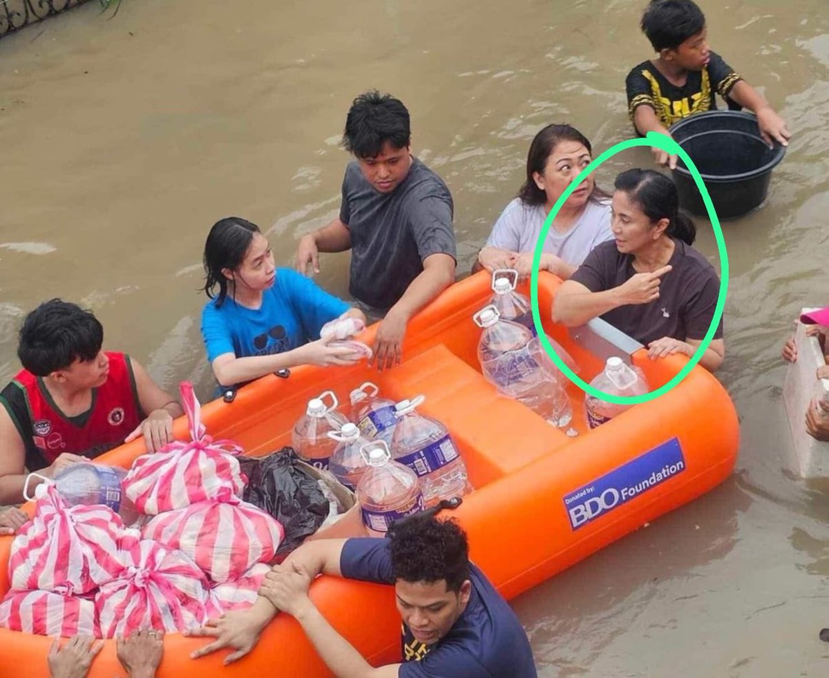 _ricjul's tweet image. I have never observed a government official engaging in public service activities and navigating through waist-high floodwaters in the manner that Leni Robredo did. It is even noteworthy that she accomplished this as a private citizen.