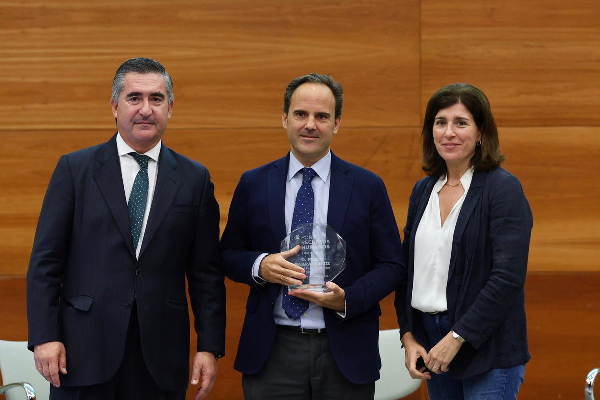 🔴#DIRECTO | #ForoRRHHAndalucía

🙌 Distinciones “Foro Recursos Humanos Andalucía 2024”

🏆Juan Manuel Rueda - Experto en Personas y Organización
🏆Santiago Herrero - <a href="/OHSanJuandeDios/">San Juan de Dios España</a>
🏆<a href="/remiralles/">Remedios Miralles</a> – <a href="/GrupoPenarroya/">Grupo Peñarroya</a>
🏆Pablo Barrasa - <a href="/grupocox/">Cox</a>

#RRHH #EventosHR #PersonasyEmpresas