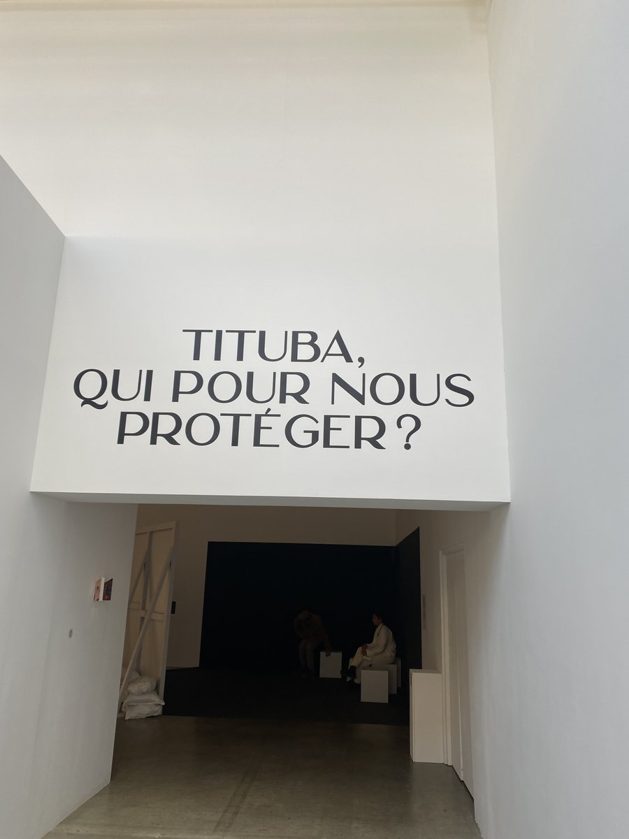 Autrices_Invisi's tweet image. "Tituba, qui pour nous protéger ?" 

En ce moment au @PalaisdeTokyo, on peut contempler une très belle exposition avec Tituba comme figure tutélaire.
Tituba, victime des procès de Salem, qui inspira l'un des grands romans de #MaryseCondé :

Moi, Tituba sorcière (1986) 
🧵⬇️