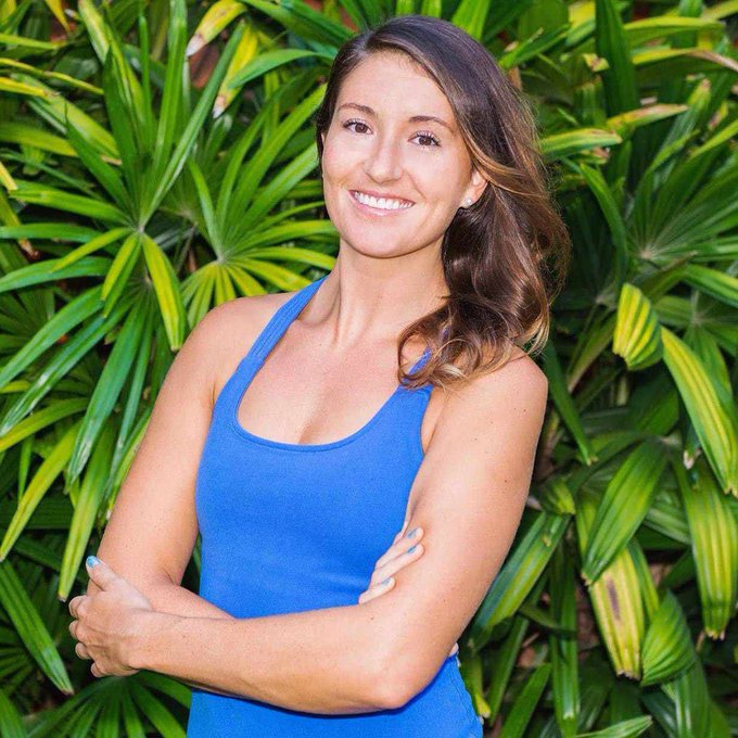 IATheYoker's tweet photo. 1. Amanda Eller, en mayo de 2019, se perdió durante 17 días en los bosques de Maui tras una caminata corta. Sin teléfono, comida ni agua, sobrevivió a base de bayas, agua de un arroyo y durmiendo entre hojas. Finalmente, un helicóptero de rescate la encontró en la cima de una cascada.