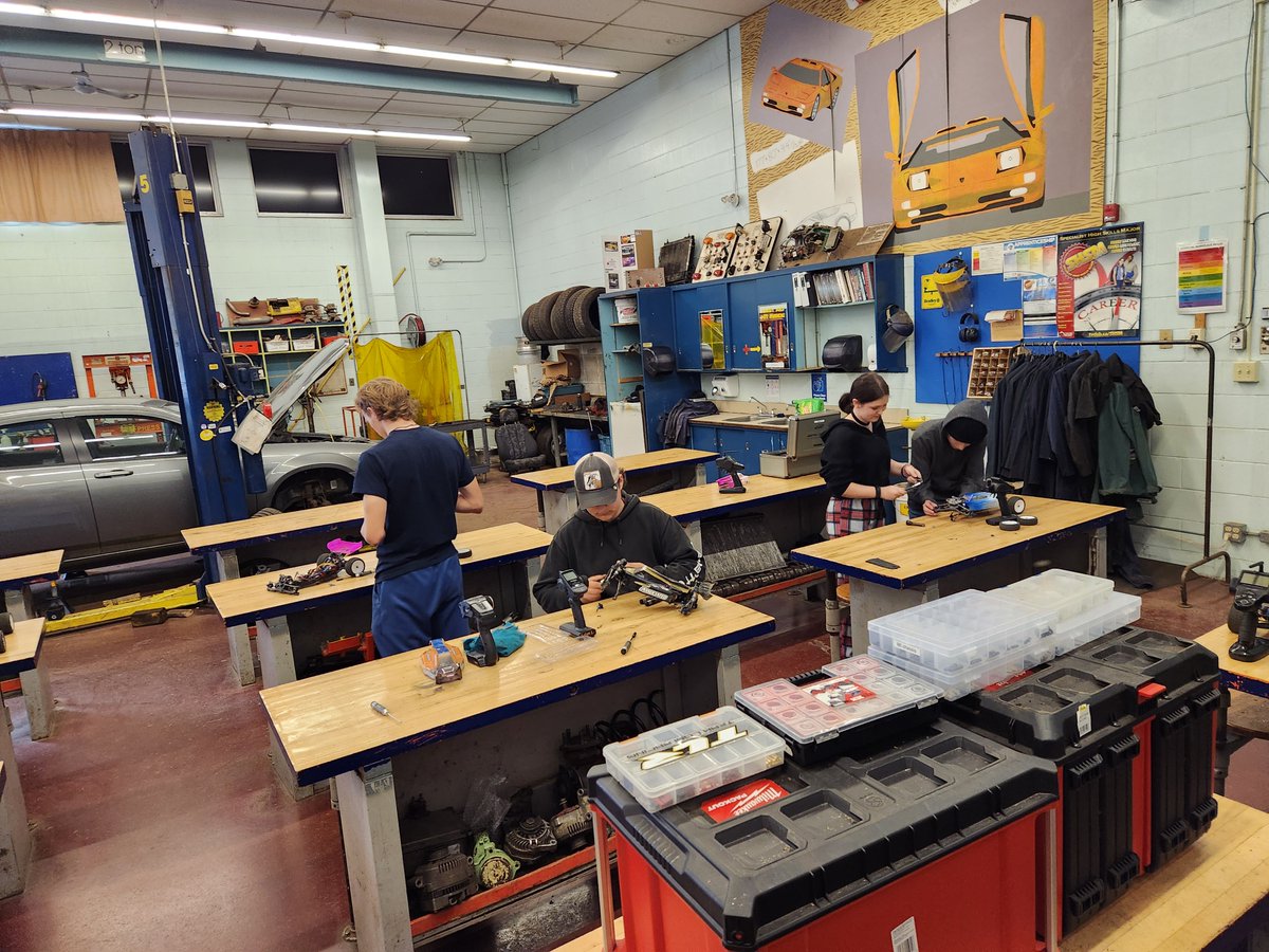 STEAMRC_TVDSB's tweet photo. Used the beautiful weather to get some run time in on the outdoor track today. Then spent some time on learning our way around these buggies while performing a little maintenance.
#MRGracing
#rcgaragecanada
#1upRacing
#WeAreAE
#shsmtvdsb https://t.co/SODT8T6ahi