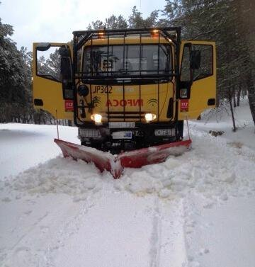 Plan_INFOCA's tweet photo. 🚨 OTRAS EMERGENCIAS | Además de los 76 nuevos vehículos 🚒, sumamos 12 palas quitanieves ❄️ para despejar vías en zonas rurales.

✅Somos un dispositivo esencial en emergencias distintas a los #IIFF, gracias a la formación e implantación en el territorio.   

📢 Preparados 💪!!! https://t.co/rlXPSv71By