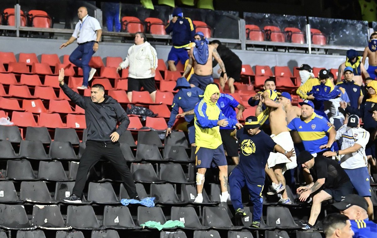 📸 Juan Román Riquelme, président de Boca, est monté dans la tribune et a demandé à la police d’arrêter de tirer.

Une photo historique.