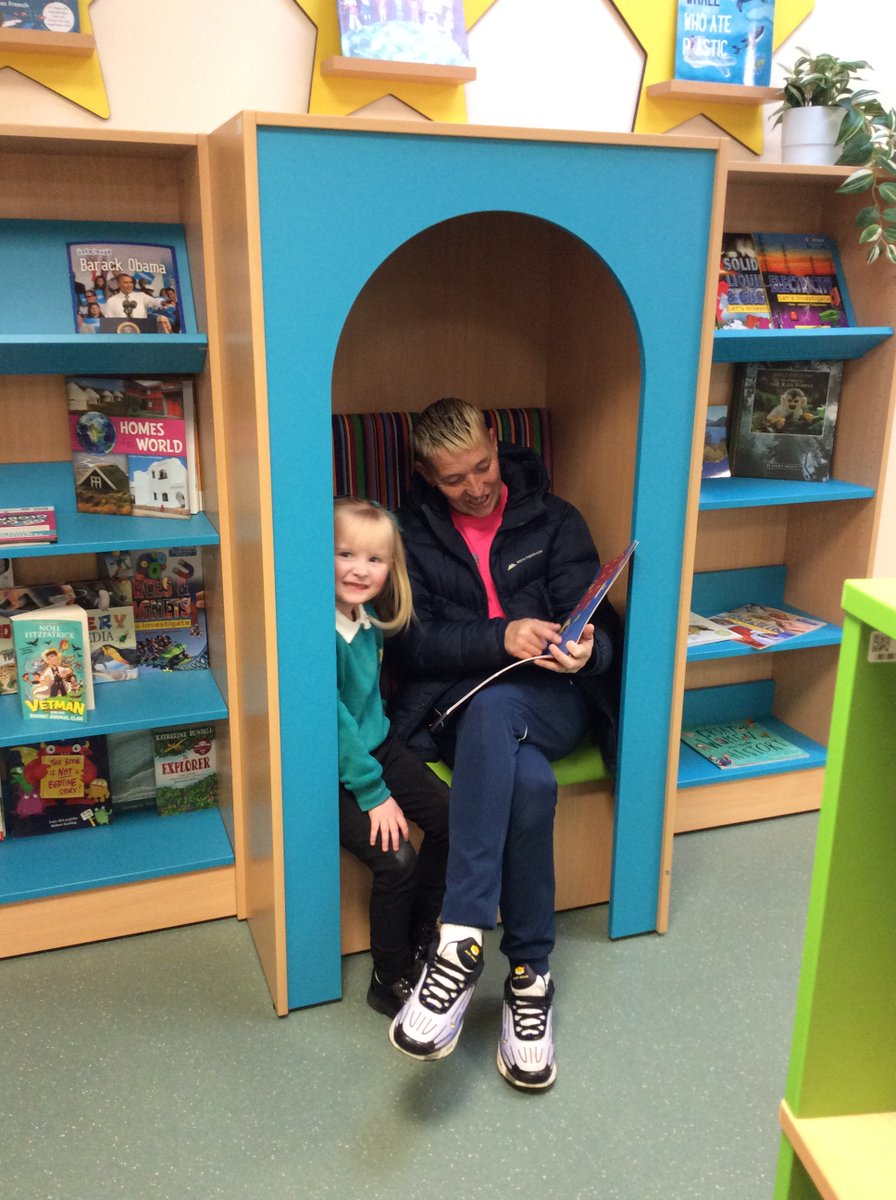 OverfieldsPri's tweet image. Our last Early Words Together focused on the importance of reading books.  We enjoyed a favourite story, then made a caterpillar.  To finish, we visited our library to share stories and got a well done certificate!🌟
Looking forward to the next group of parents and children.