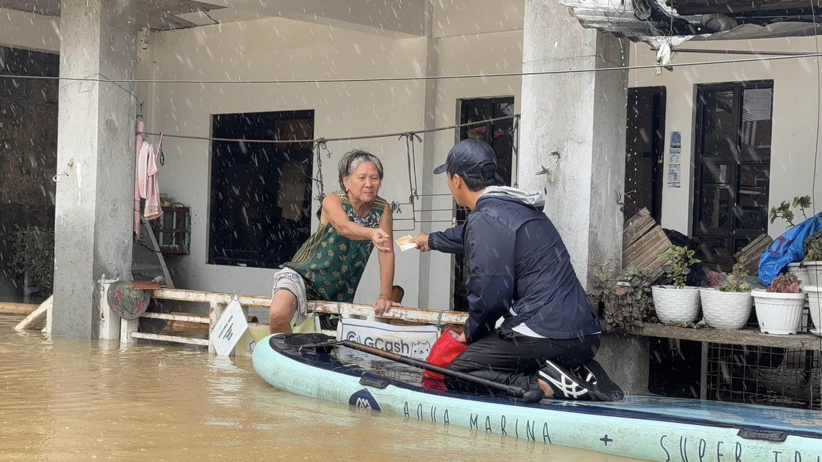 ABSCBNNews's tweet photo. Camarines Sur 2nd District Representative Luis Raymund “LRay” Villafuerte, Jr. has defended his son, Camarines Sur 5th District Rep. Miguel Luis, from netizens criticizing his photo showing him handing out cash to flood victims instead of relief goods.

“Ako namimigay din ako P500, P1,000. Walang masama roon. Bakit? Kasi hindi naman po pwedeng bigyan ‘yung flooded area ng relief, kasi hindi pwedeng mabigyan ng sasakyan. So bumibisita kami, and the best thing we can do is give them cash for now. There is nothing wrong with that. Totoo namimigay kami. Wala namang masama,” Villafuerte said. #KristinePH (📷: Rep. Miguel Luis Villafuerte/Facebook) | via @VivienneGulla