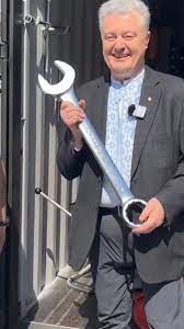 Друзі, подивіться на Петра Олексійовича Порошенка - у нього є великий інструмент і він дуже радий. Ви також маєте унікальну можливість отримати крутий інструмент - Leatherman Skeletool - всього за 100 гривень донату гвардіцям "Буревію" на крила-камікадзе. Не проґавте свій шанс!