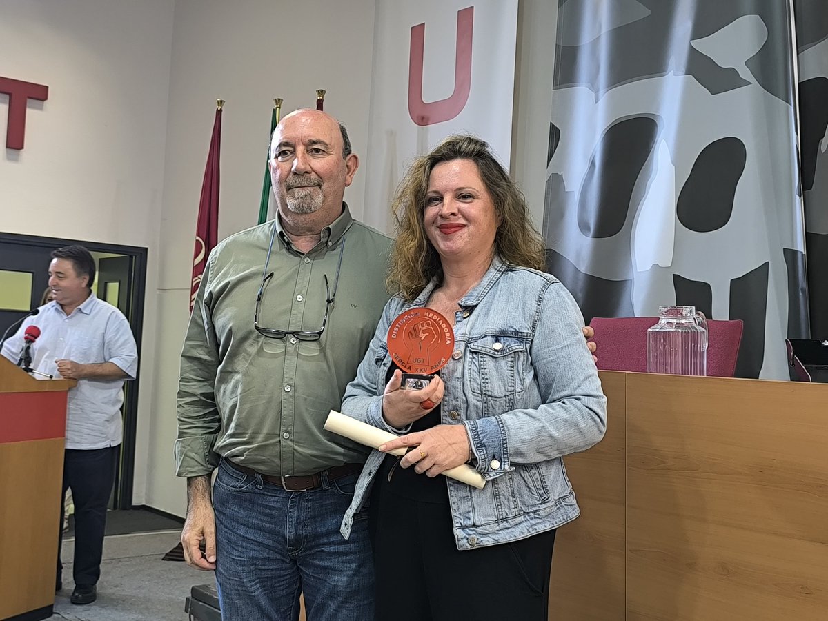 🏆 Recibe el premio por su trayectoria como mediadora, María Eugenia Desiré Amaro

👉Hace el acto de entrega el secretario general de <a href="/ugt_jaen/">UGT JAEN</a>, Manuel Salazar.

#Distinciones #Sercla #mediación #Homenaje