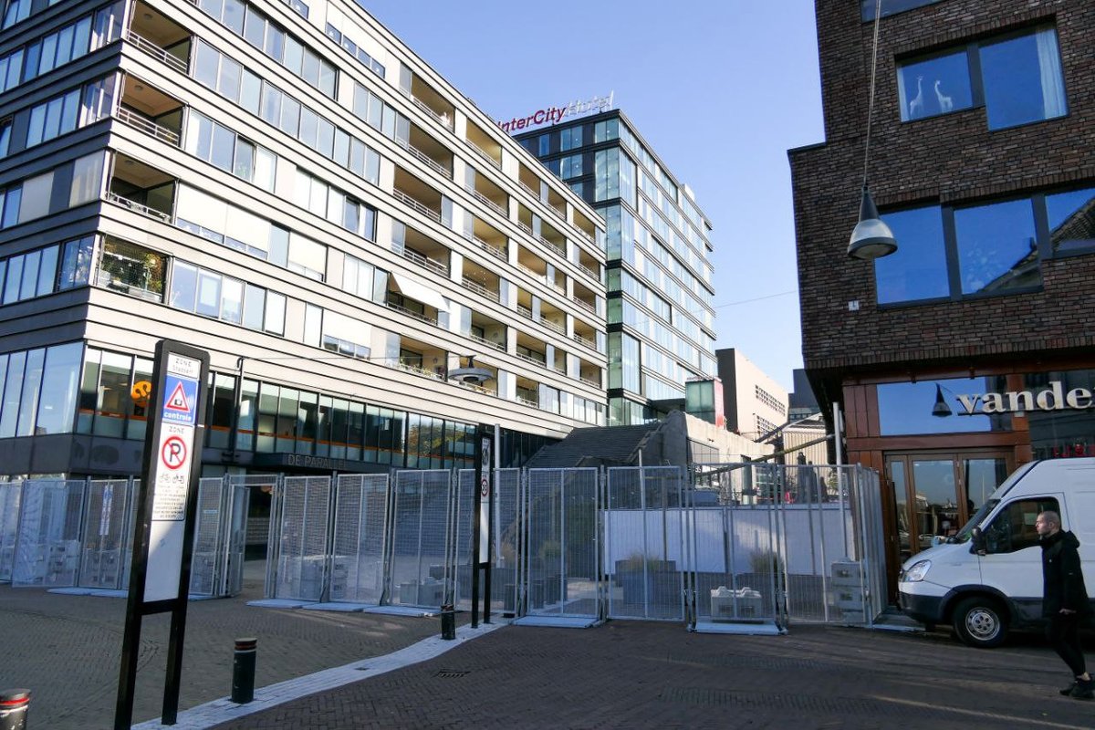 Wilminkplein in Enschede een onneembare vesting, hoge hekken en betonblokken bij fanzone tubantia.nl/fc-twente/live… De gemeente Enschede neemt vandaag geen enkel