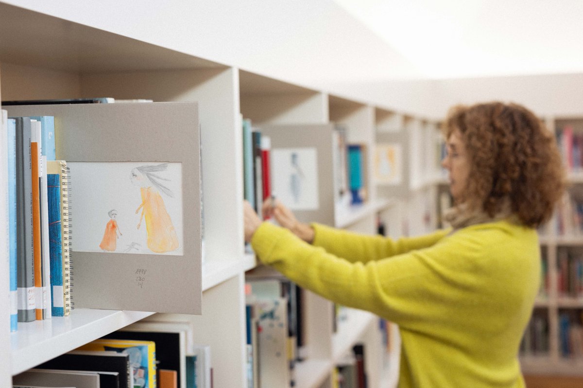 CGACSantiago's tweet photo. Hoxe, 24 de outubro, é o Día das Bibliotecas e para celebralo abrimos ao público a intervención 'Ontoloxía e beleza' de Lourdes Pérez. 🎨
📍 Poderás visitala na #biblioteca do #CGAC ata o 20 de decembro de 2024.
+ no fío! 👇
@CulturaXunta https://t.co/ckOkcWanjI