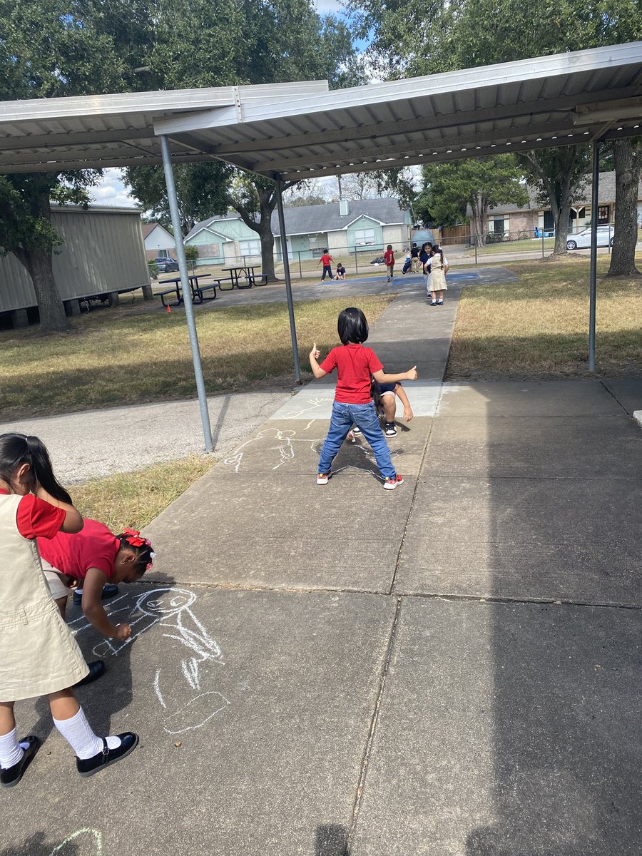 AmericaOrta2's tweet photo. Learning how blocking light can make shadows @floralicia123 @rstevens_rees @MireyaFromTX @KathyCherryAP @ReesStars https://t.co/dLcc2qp2AR