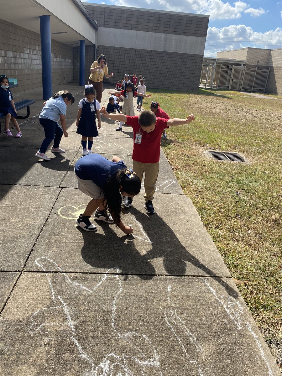 AmericaOrta2's tweet photo. Learning how blocking light can make shadows @floralicia123 @rstevens_rees @MireyaFromTX @KathyCherryAP @ReesStars https://t.co/dLcc2qp2AR
