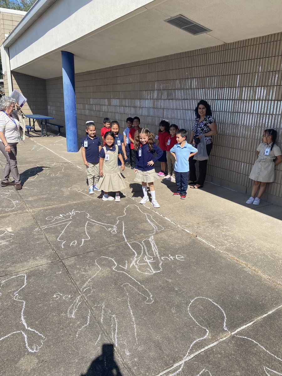 AmericaOrta2's tweet photo. Learning how blocking light can make shadows @floralicia123 @rstevens_rees @MireyaFromTX @KathyCherryAP @ReesStars https://t.co/dLcc2qp2AR