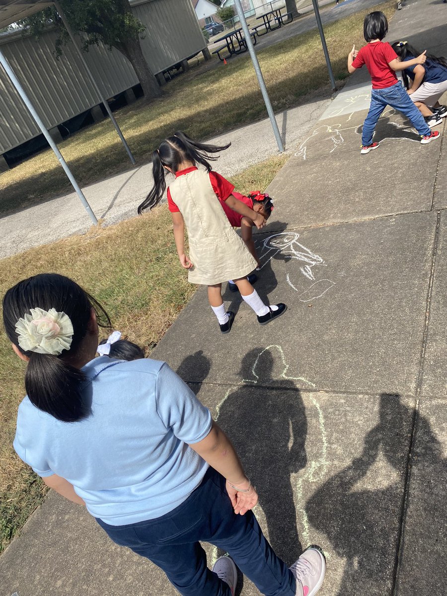 AmericaOrta2's tweet photo. Learning how blocking light can make shadows @floralicia123 @rstevens_rees @MireyaFromTX @KathyCherryAP @ReesStars https://t.co/dLcc2qp2AR