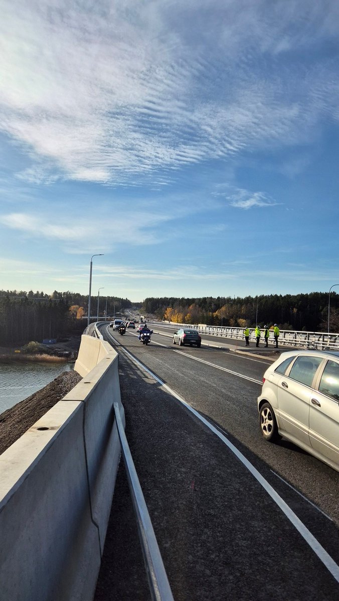 Mt180 Kirjalan- ja Hessundinsalmen siltojen uusiminen -hanke etenee suunnitellusti. Tänään avattiin Hessundinsalmen hankeosa  liikenteelle. Monivuotiselle hankkeelle hieno merkkipaalu kohti noin vuoden päässä siintävää päätavoitetta, eli Kirjalansalmen uuden sillan käyttöönottoa.
