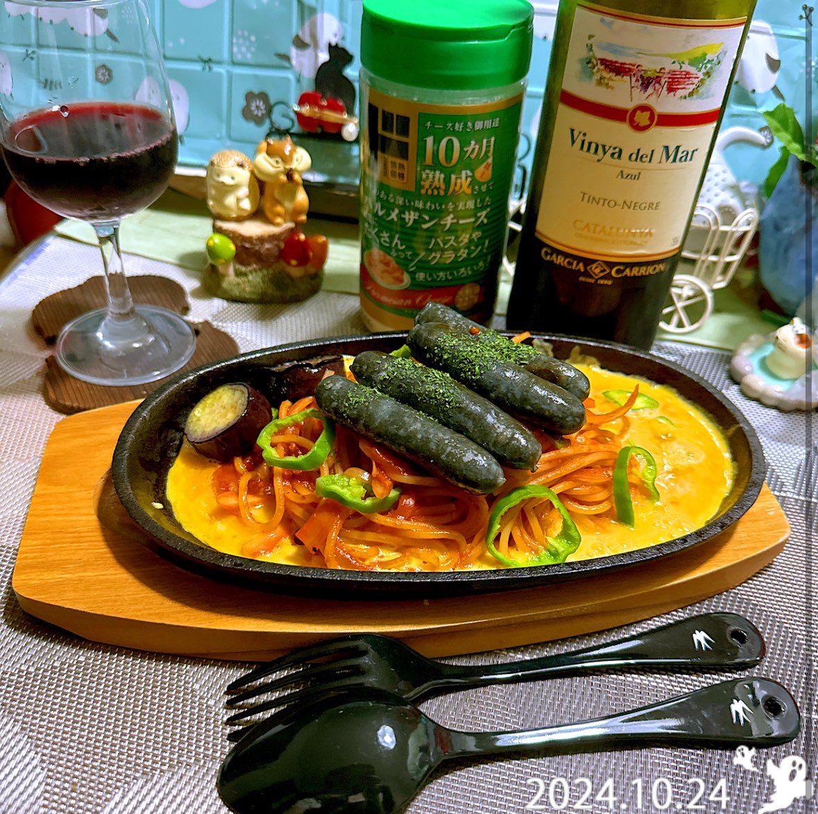kyoyasaga's tweet photo. #ベストオブクラシック
今夜は同じ楽器デュオ❓
#晩酌🍷飯作りながら聴いてましたが今から着席。
#アンティエ 無塩せきソーセージ& #coneri 海老アヒージョde鉄板ナポリタン🍝
#ハロウィン https://t.co/hDcgVR62by
