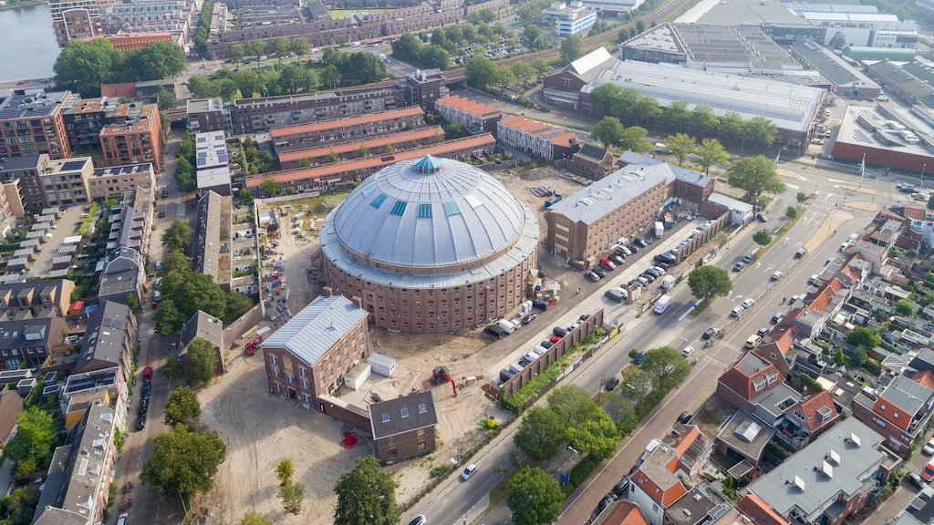 Van gevangenis naar bruisend centrum voor cultuur, ondernemen &amp; onderwijs. Hoe krijg je iedereen mee in zo'n transformatie? 

Initiatiefnemer Jacqueline van de Sande deelt haar ervaringen over dit monsterproject.

Luister hier: open.spotify.com/episode/3Cio76…

#haarlem <a href="/Haarlem105/">Haarlem105</a>