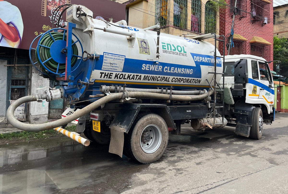 kmc_kolkata's tweet image. KMC&apos;s S&amp;amp;D Department is all geared up to combat any emergency related to #CycloneDana 
A few pictures of the Jetting-cum Suction Machine and Blow-vac Super Sucker ready for action at flood-prone areas across the city.

#KMConDuty #tropicalcyclone #Dana #cyclone