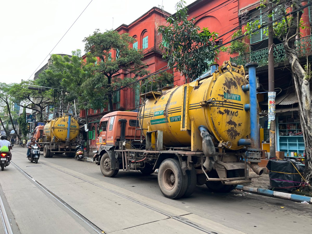 kmc_kolkata's tweet image. KMC&apos;s S&amp;amp;D Department is all geared up to combat any emergency related to #CycloneDana 
A few pictures of the Jetting-cum Suction Machine and Blow-vac Super Sucker ready for action at flood-prone areas across the city.

#KMConDuty #tropicalcyclone #Dana #cyclone