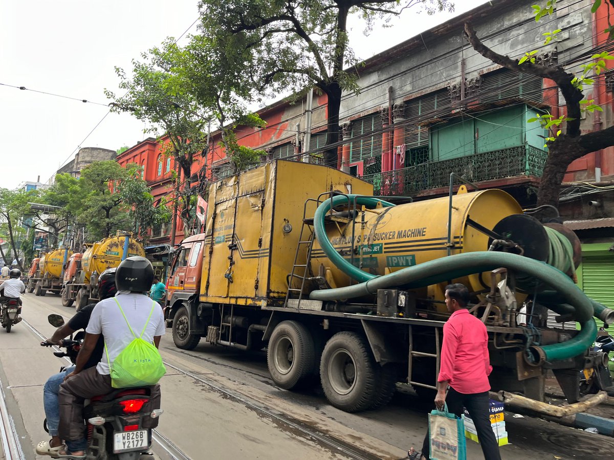 kmc_kolkata's tweet image. KMC&apos;s S&amp;amp;D Department is all geared up to combat any emergency related to #CycloneDana 
A few pictures of the Jetting-cum Suction Machine and Blow-vac Super Sucker ready for action at flood-prone areas across the city.

#KMConDuty #tropicalcyclone #Dana #cyclone