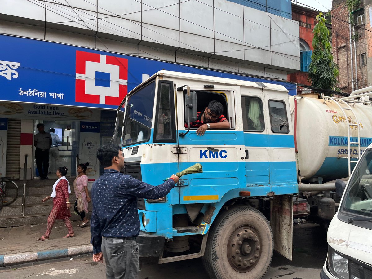 kmc_kolkata's tweet image. KMC&apos;s S&amp;amp;D Department is all geared up to combat any emergency related to #CycloneDana 
A few pictures of the Jetting-cum Suction Machine and Blow-vac Super Sucker ready for action at flood-prone areas across the city.

#KMConDuty #tropicalcyclone #Dana #cyclone