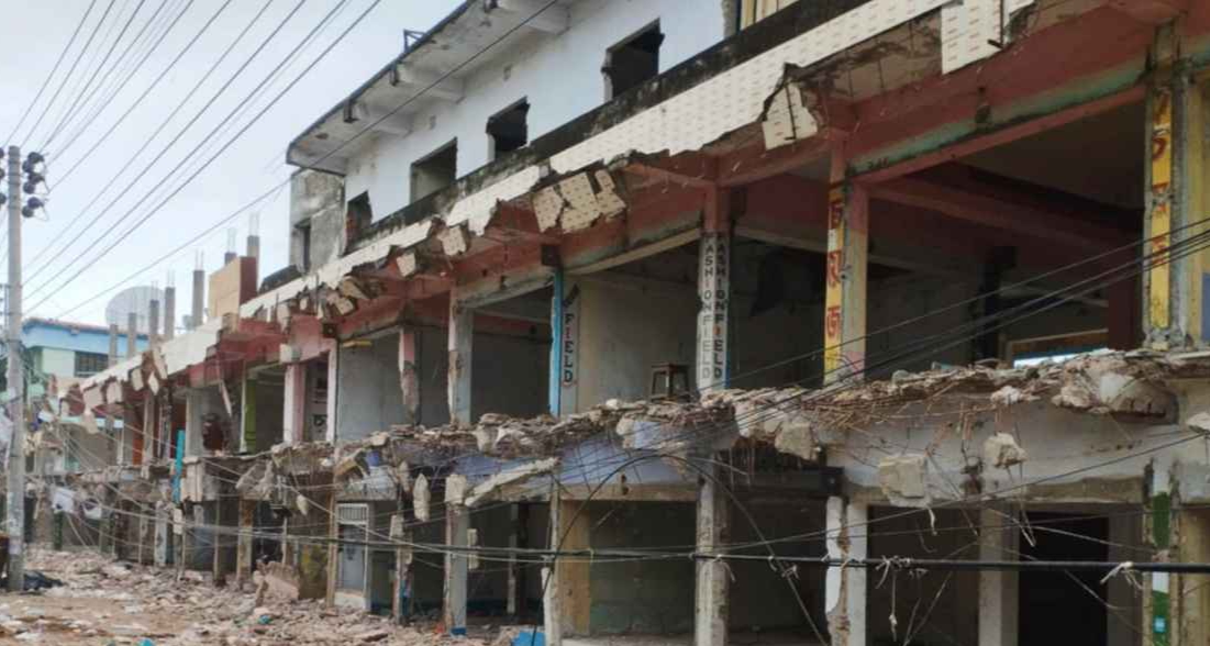 নড়াইলের রূপগঞ্জ বাজারের চারটি বড় পৌর সুপার মার্কেট উচ্ছেদ