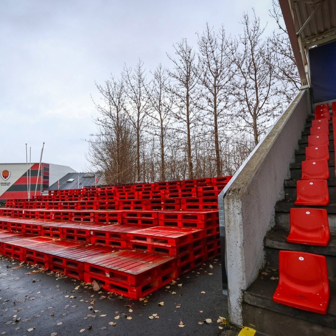 NordiskFootball's tweet photo. Face à la forte demande sur la billetterie pour son match face au Cercle Bruges, le Víkingur Reykjavik 🇮🇸 a augmenté la capacité de son stade... en montant une tribune en palette.🪵

Ça c'est le football qu'on aime !😂

📸@vikingurfc https://t.co/CaYwRQACsv