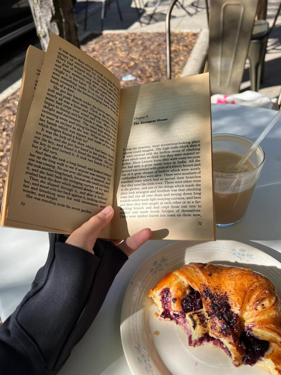 Hashyiuc's tweet image. I read my favorite book while breathing in the fresh air this morning💨