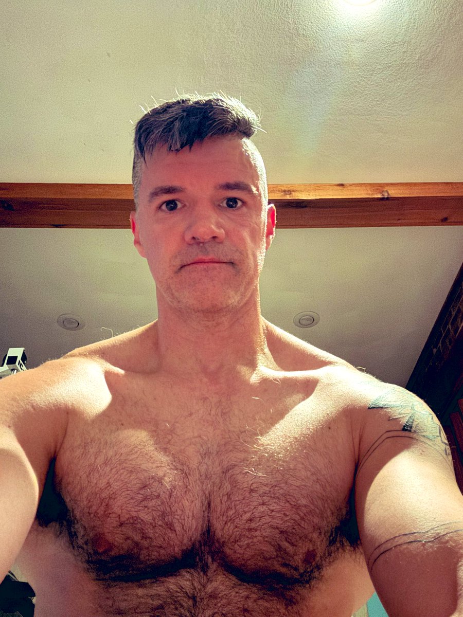 curiouslyflawed's tweet photo. 5 am burpee workout. Nothing sucks more. https://t.co/L4ZKoLQm0v