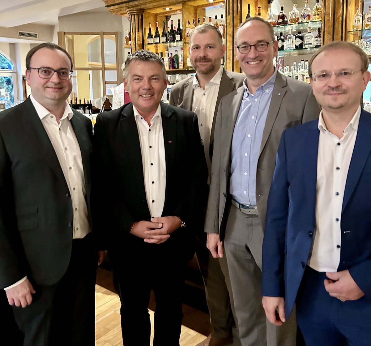 Auf Einladung von <a href="/StephPilsinger/">Stephan Pilsinger, MdB</a> und Bernhard Seidenath (MdL) diskutierten wir diese Woche beim "Bayerischen Gesundheitsfrühstück" darüber, wie Innovationen im Gesundheitswesen schneller den Patientinnen und Patienten zugutekommen. Vielen Dank für den Austausch! ^CB