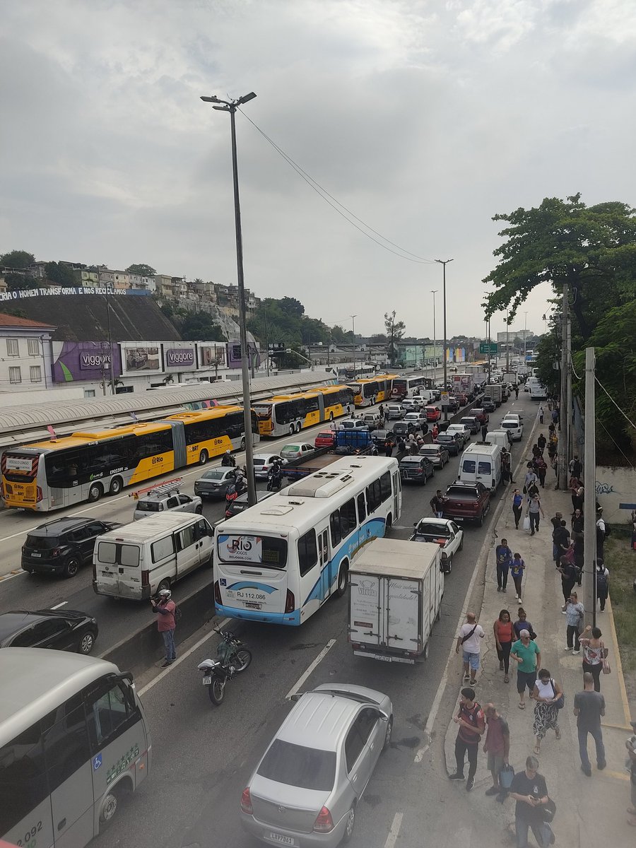 Thamara1Miranda's tweet photo. Esse é o estada da Avenida Brasil, em horário de pico, o trabalhador não tem um dia de paz ! https://t.co/E1aHsfD4KK