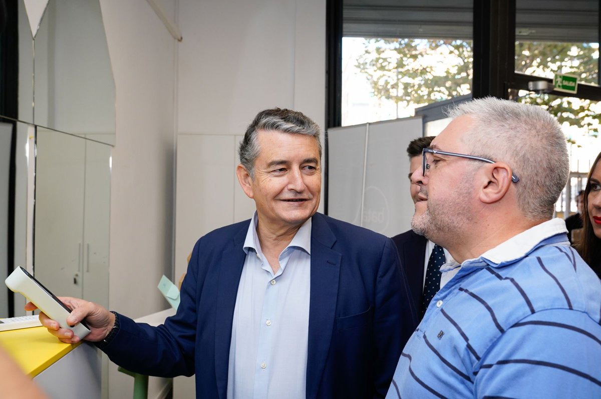 InteriorJunta's tweet photo. El consejero @antoniosanz inaugura el @PuntosVuela Zaidín en #Granada. Con una inversión de 3,5M€, la provincia cuenta con 61 centros modernizados.

Además, lanzamos el portal 📲 https://t.co/WZUsT9WI7Q para facilitar el acceso a los servicios de los 700 centros de la red. https://t.co/i1X7zgh7u5