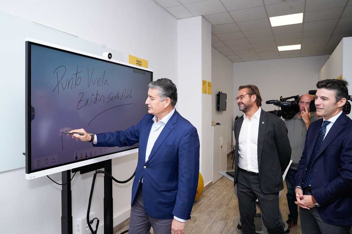 InteriorJunta's tweet photo. El consejero @antoniosanz inaugura el @PuntosVuela Zaidín en #Granada. Con una inversión de 3,5M€, la provincia cuenta con 61 centros modernizados.

Además, lanzamos el portal 📲 https://t.co/WZUsT9WI7Q para facilitar el acceso a los servicios de los 700 centros de la red. https://t.co/i1X7zgh7u5