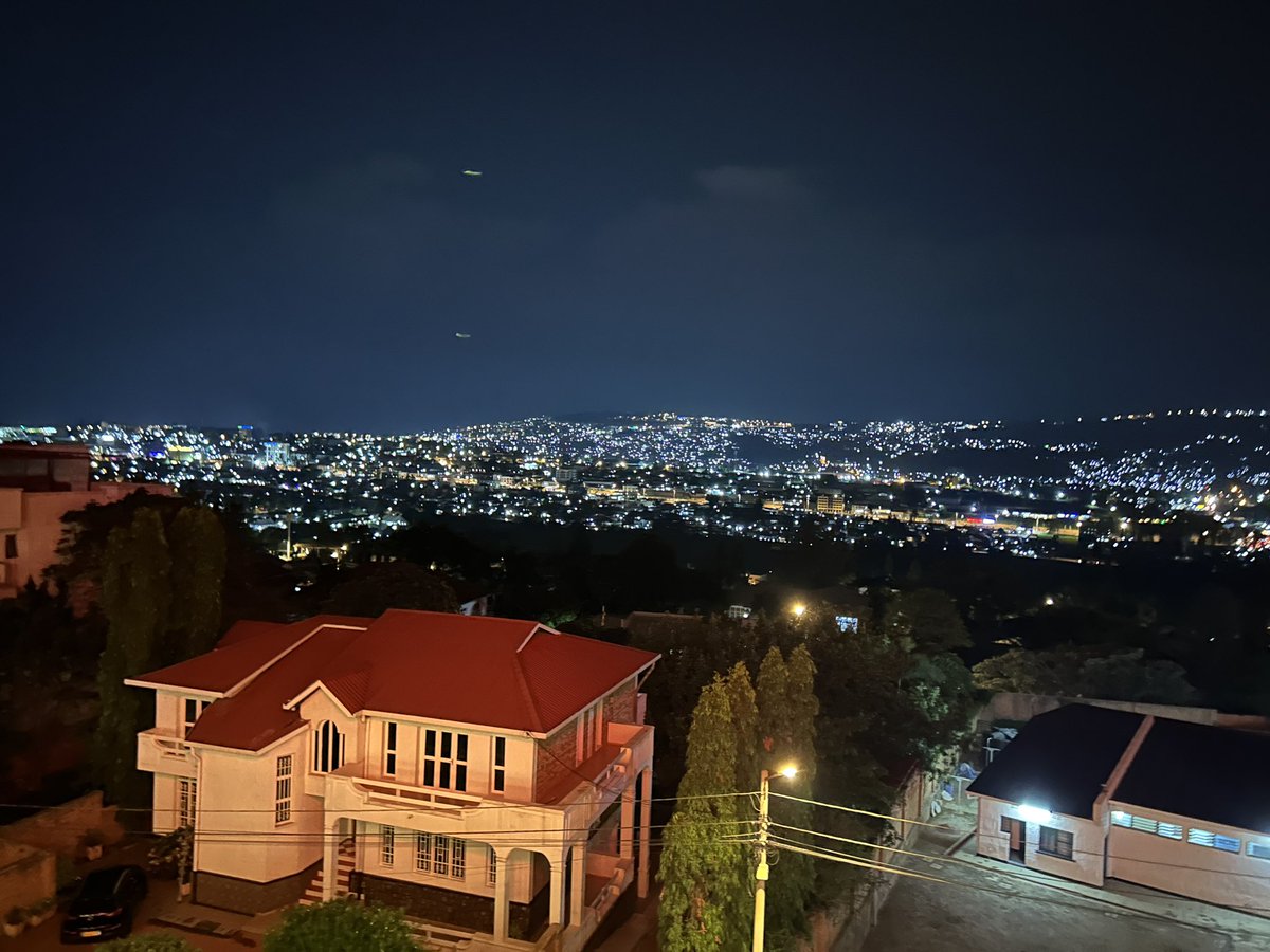 markonerock's tweet image. Last night I caught up with an old friend in Rwanda and had this fantastic setting and view for our dinner. Good night out!