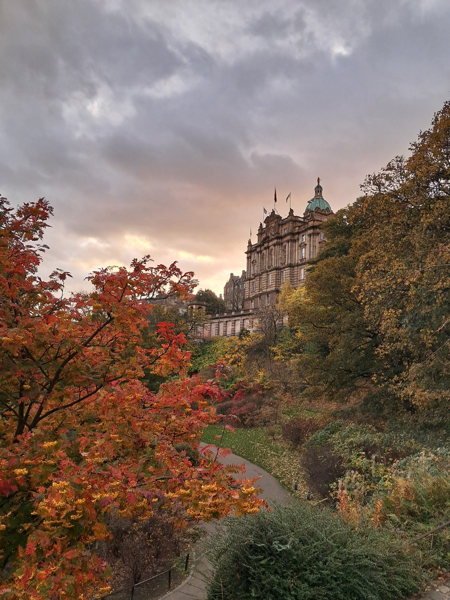 uoedivinity's tweet photo. Exploring Edinburgh before heading into New College is our favourite thing to do. Check out these beautiful skies 🤩Let us know your favourite spots around the city in the comments!

📸 Pippa Innes https://t.co/k4C959PVDb