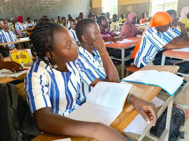 L’an dernier, il avait décrété l’usage du Faso Dan Fani pour les uniformes scolaires, une réforme implémentée sur une période de quatre ans. Aujourd’hui, il décide du remplacement de la toge importée par une tenue d’audience de fabrication locale pour les magistrats et les