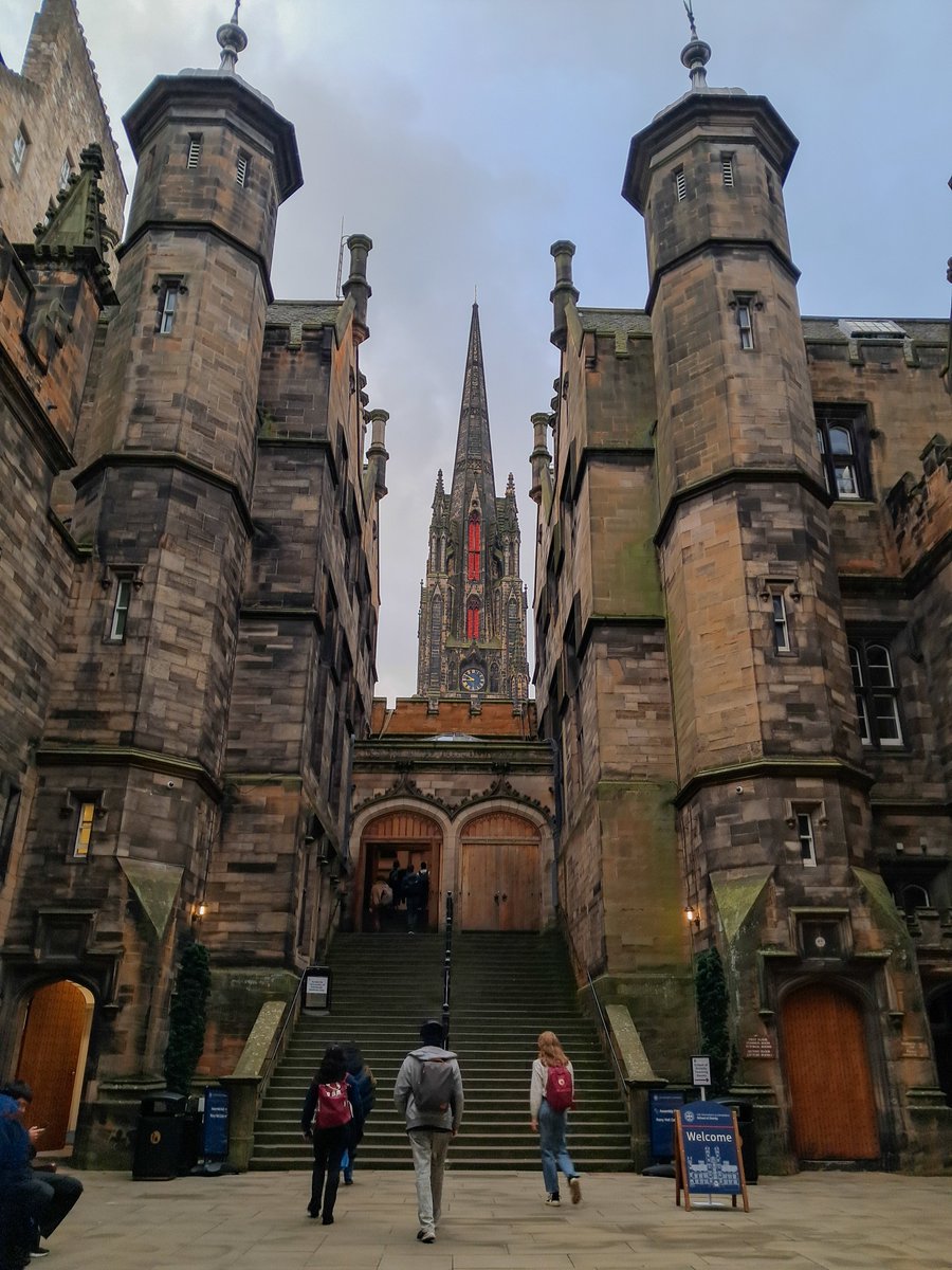 Exploring Edinburgh before heading into New College is our favourite thing to do. Check out these beautiful skies 🤩Let us know your favourite spots around the city in the comments!

📸 Pippa Innes