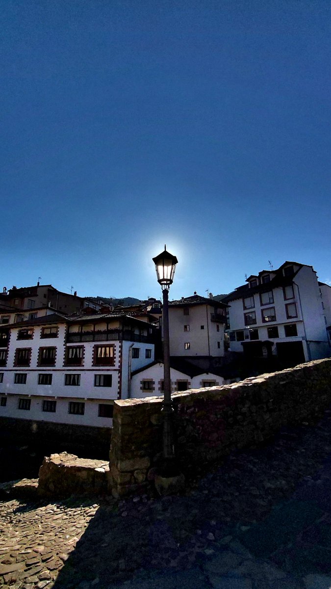 Apez140's tweet photo. Unos #Contraluces sobre, ahora tu nueva sempiterna #Farola, mi muy Querida @currelator, junto con los mejores deseos de Felicidad y Alegría Concha.
Abrazos y Besos de Hada, qué mora en mi Corazón...🧚♂️🕶 https://t.co/G8ach5BBwO
